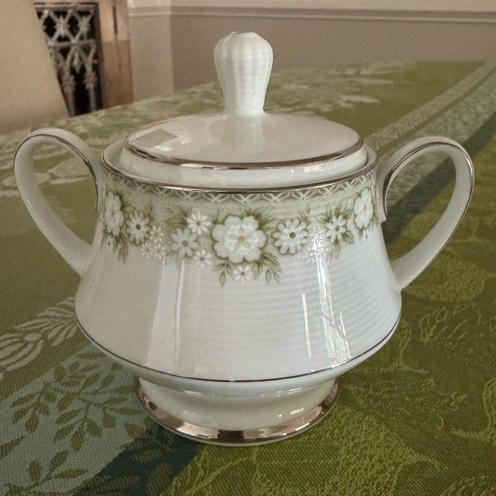 Princeton by Noritake Sugar Bowl with Lid Porcelain Silver Rim Floral Daisies